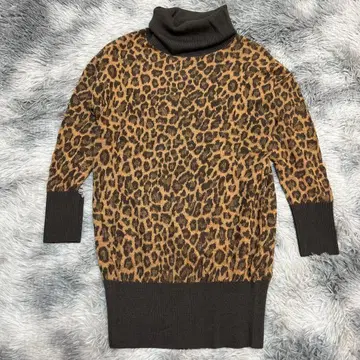 Pinore 롱 니트 M 얇은 소재 터틀넥 레오파드