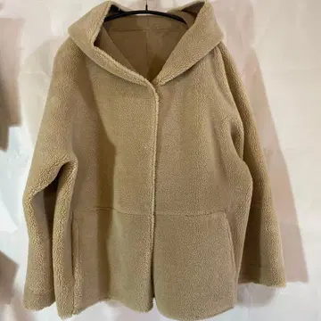 KBF 리버서블 후드 부착 베이지 보아 코트