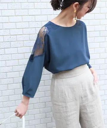 노블 NOBLE 네이비 레이스 소매 블라우스