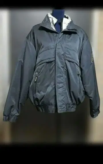 후드 부착 점퍼입니다