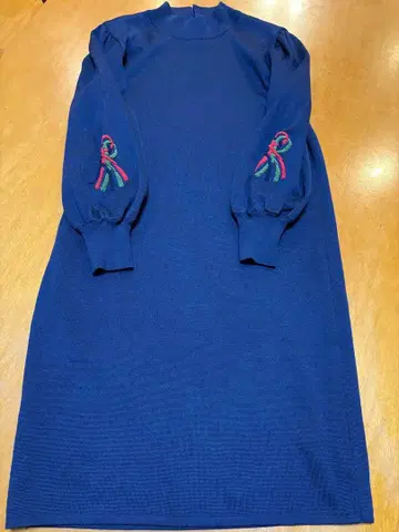 리본 자수 네이비 니트 원피스