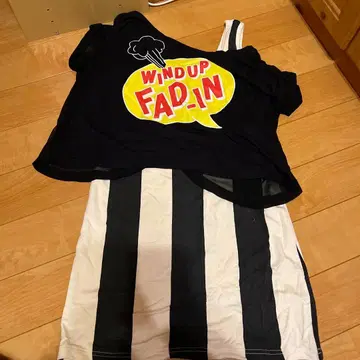 스트라이프 패턴 로고 프린트 원피스