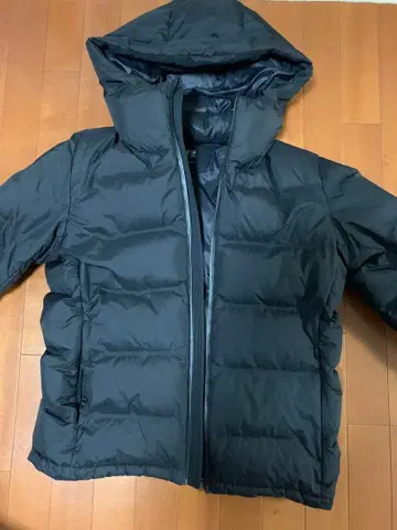 유니클로 심리스 다운 파카 M 블랙