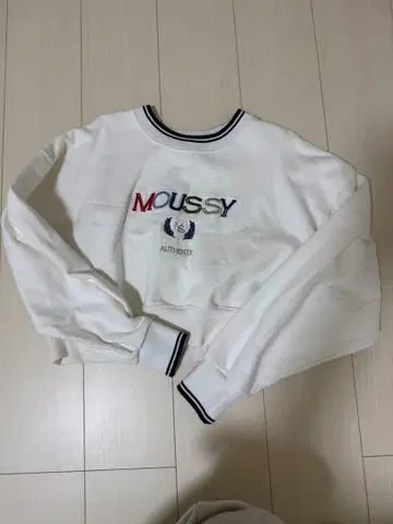 MOUSSY 크롭 맨투맨 화이트