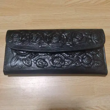 블랙 꽃무늬 엠보싱 장지갑
