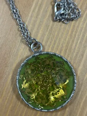 엘레강트한 그린 컬러와 골드 컬러의 목걸이