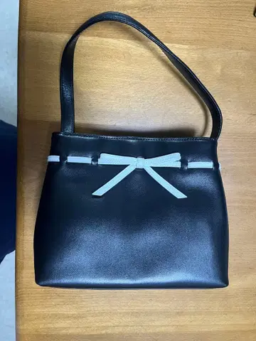 리본 포함 블랙 핸드백