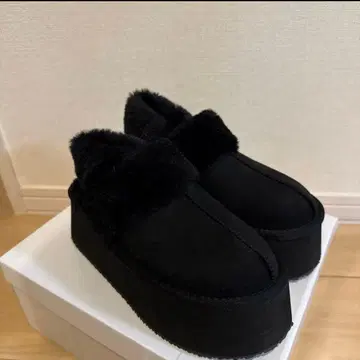 퍼 달린 블랙 어그 부츠