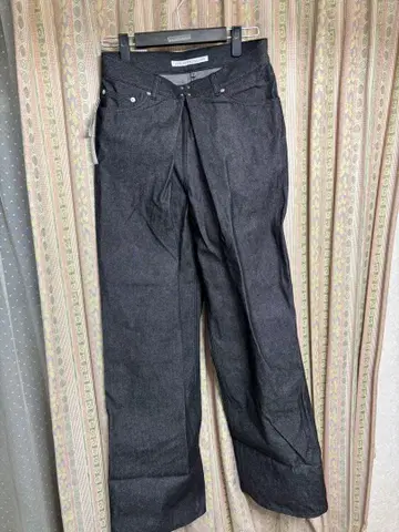 JOHNLAWRENCESULLIVAN 프론트 턱 와이드 데님 팬츠