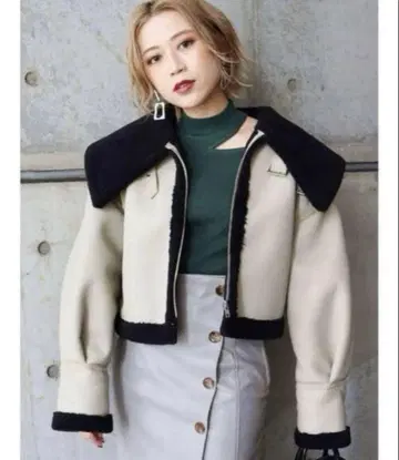 베이지와 블랙의 숏 무스탕 코트