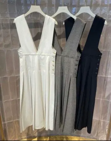 화이트 V넥 플리츠 스커트