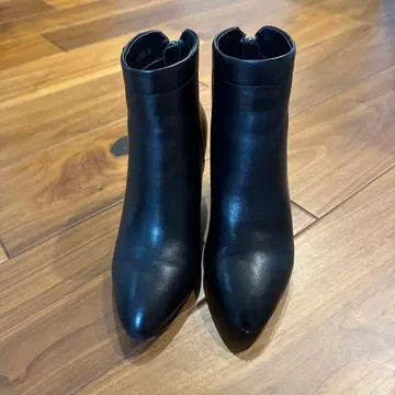 블랙 가죽 앵클부츠 지퍼 포함