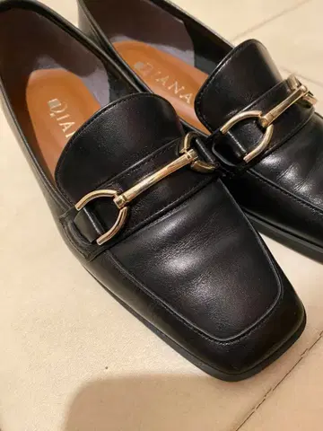 DIANA 다이애나 블랙 로퍼 골드 버클