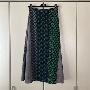 새상품급 UNITED ARROWS 멀티 프린트 랩스커트