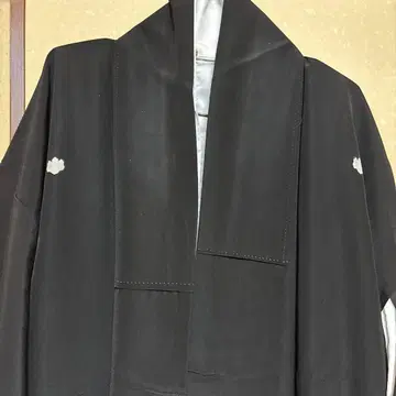 검정색 토메소데 꽃무늬 자수 기모노