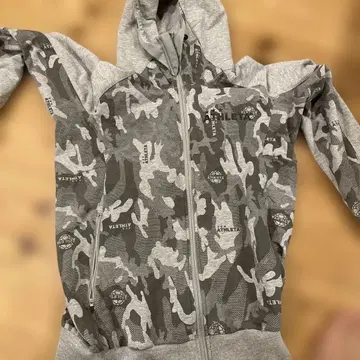 ATHLETA M 사이즈 그레이 카모플라쥬 후드티