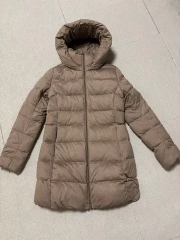 유니클로 후드 부착 스트레치 다운 코트 베이지