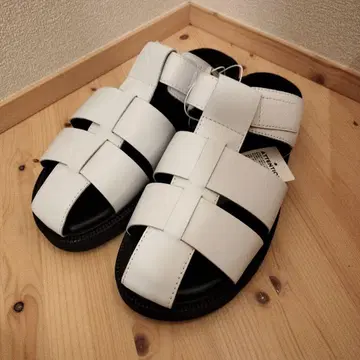 화이트 스트랩 디자인 샌들