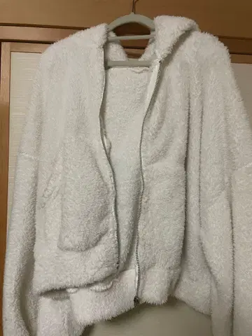화이트 플리스 자켓 후드 부착