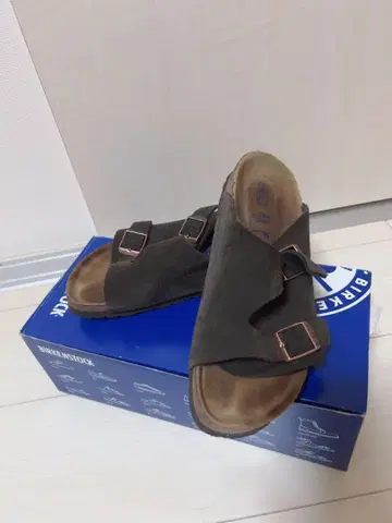 Birkenstock 다크 브라운 샌들