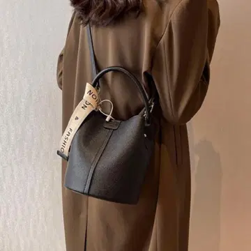 탈부착 가능한 리본 포함 레더라이크 숄더백 복조리 chuclla