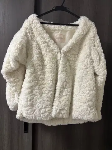 화이트 보아 자켓 플리스