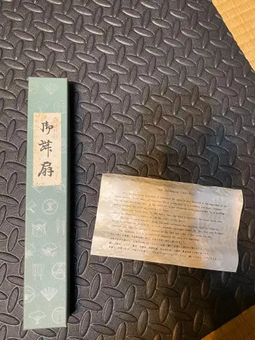 빨간색 금색 꽃무늬 부채 박스 포함