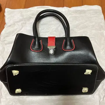 블랙 가죽 핸드백