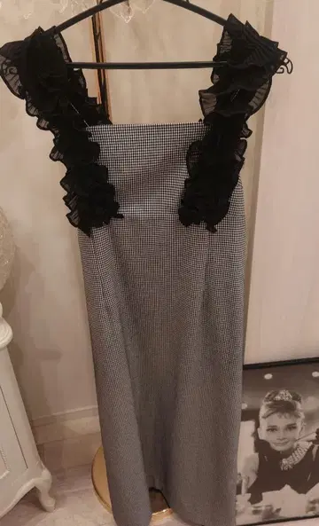 리랜드트루 숄더 프릴 I라인 원피스