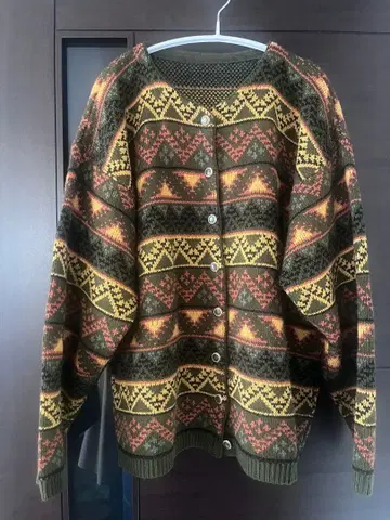 무늬가 귀여운 니트 가디건