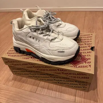 AKIII CLASSIC 스니커즈 화이트/오렌지