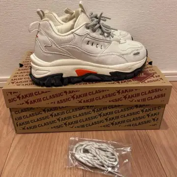 AKIII CLASSIC 스니커즈 화이트/오렌지