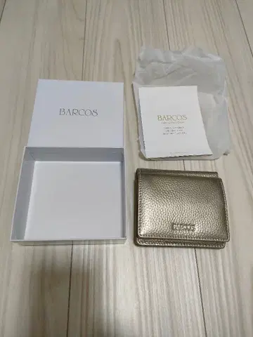 새상품 BARCOS 슈링크 가죽 미니 지갑 골드 컬러