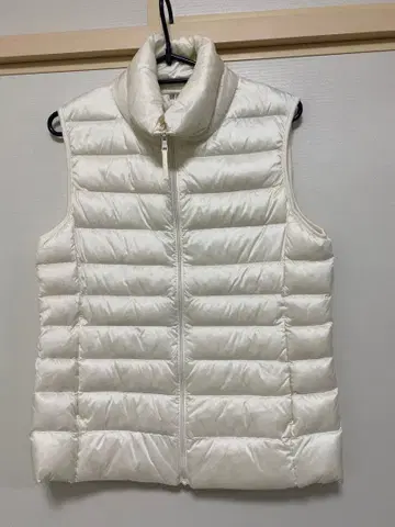 유니클로 화이트 다운 베스트 M