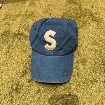 파란색 자수 S 로고 캡