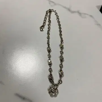 크리스탈 플라워 모티브 목걸이 LCi 각인 있음