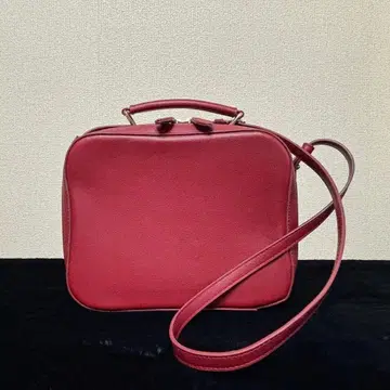핀트 스퀘어형 숄더백 F 버건디 레드 새상품급