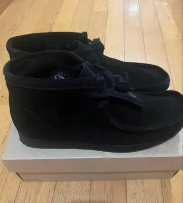 클락스 오리지널스 왈라비 블랙 스웨이드