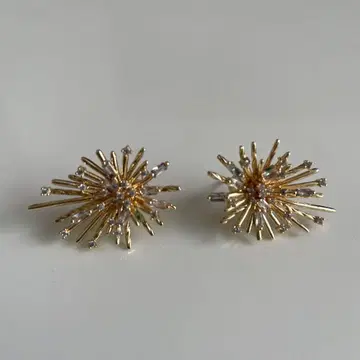 골드 컬러 스파이크 디자인 귀걸이