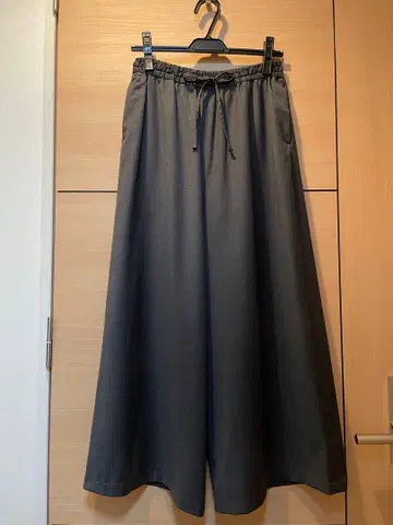 미즈이로 인드 그레이 와이드 팬츠