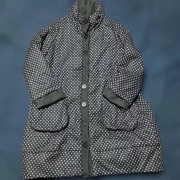도트 무늬의 블랙 코트