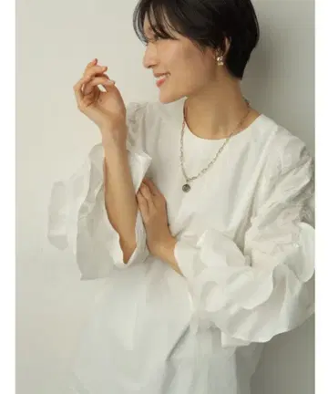 CADUNE 꽃잎 프릴 블라우스