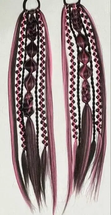 블랙과 핑크의 뜨개질 머리끈 익스텐션