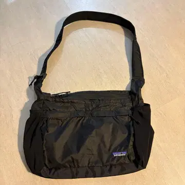 Patagonia 라이트웨이트 트래블 쿠리에 숄더백 블랙