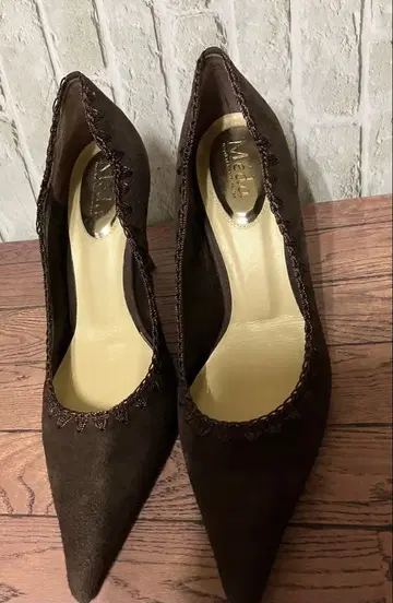 브라운 스웨이드 하이힐 레이스 장식