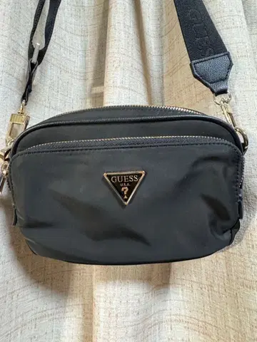 GUESS 블랙 숄더백