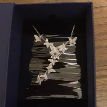 SWAROVSKI 나비 모티브 목걸이