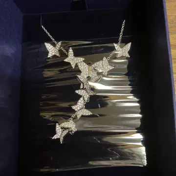SWAROVSKI 나비 모티브 목걸이