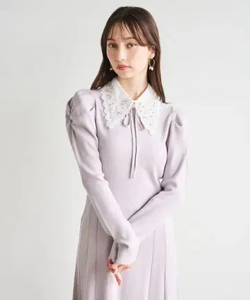 LILLIAN CARAT 비쥬 칼라 부착 니트 원피스