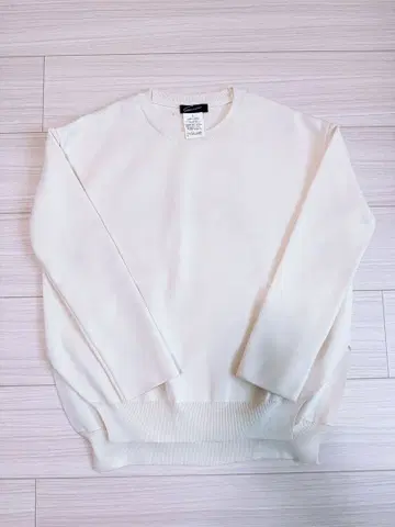 Stunning 화이트 크루넥 니트